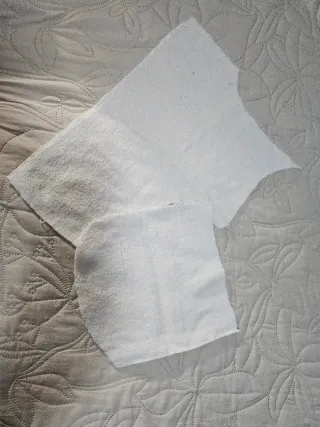 Babero de tela blanco