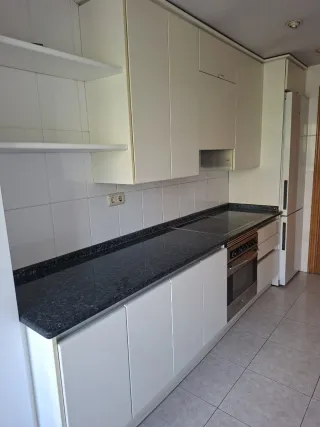 Cocina completa beige y gris