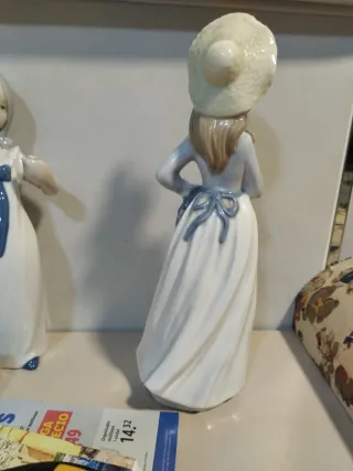 Figura cerámica chica con flores