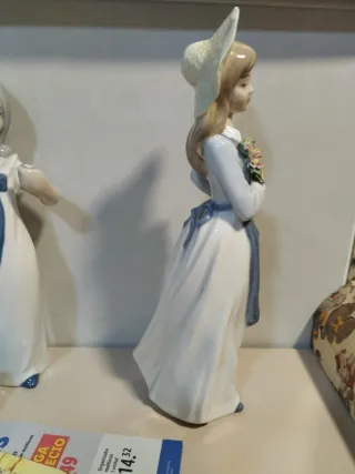Figura cerámica chica con flores