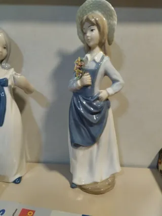 Figura cerámica chica con flores