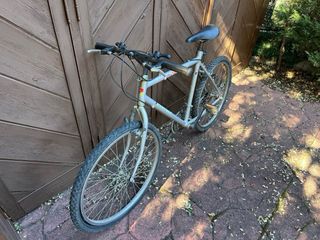 Bicicleta de ciudad plateada