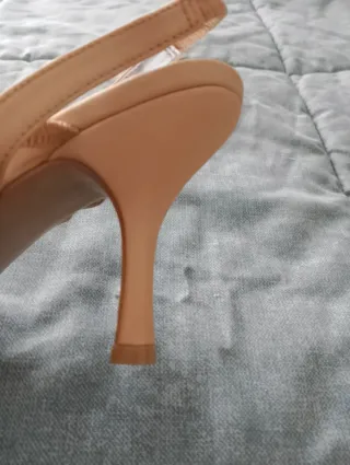 Zapatos de tacón Membur beige y dorados