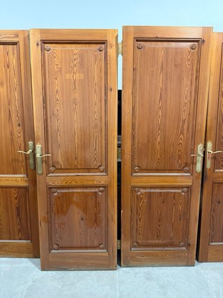 Puerta de madera maciza