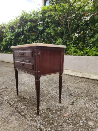 Mesita antigua mármol y madera
