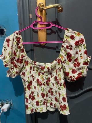 Top floral blanco mangas abullonadas