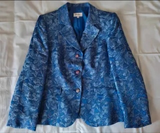 Traje azul estampado