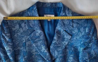 Traje azul estampado