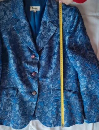 Traje azul estampado