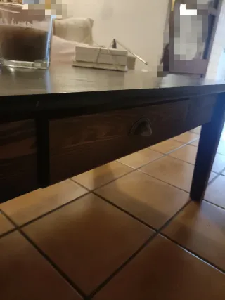 Mesa de centro de madera oscura