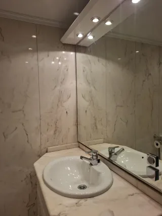 Lavabo de baño de cerámica y mármol