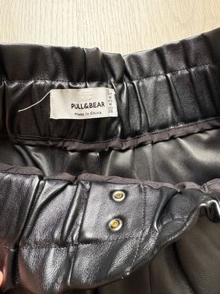 Pantalones cortos efecto piel Pull&Bear Talla M