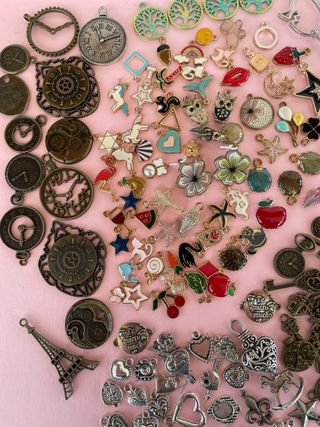 Gran lote charms, piezas vintage y scrapbooking.