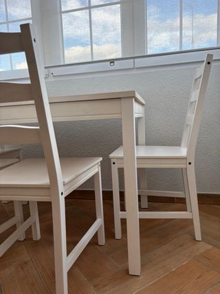 Tavolo VIHALS e 4 sedie in legno Ikea