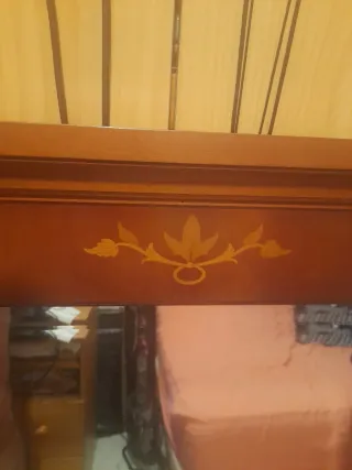 Espejo en madera de cerezo con detalles dorados