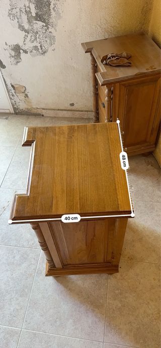 Mesita de noche de madera. Dos unidades