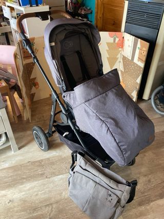 Silla Kinderkraft con cubrepiés,plastico agua