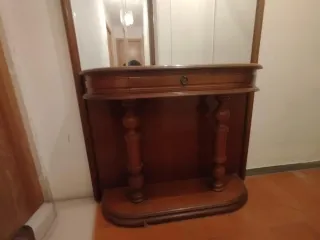 Mueble de entrada de madera con espejo