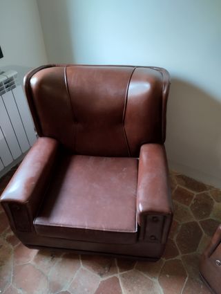 Sofá vintage polipiel marrón y butacas