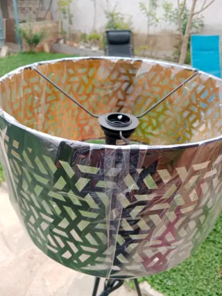 Lámpara de pie trípode diseño geométrico