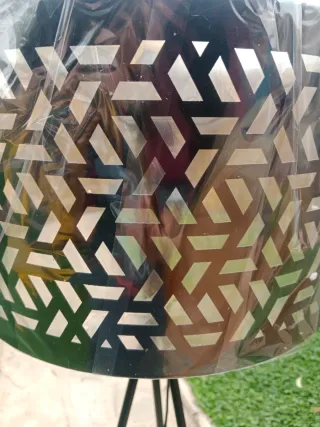 Lámpara de pie trípode diseño geométrico