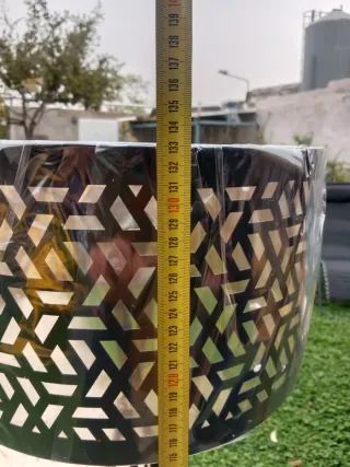 Lámpara de pie trípode diseño geométrico