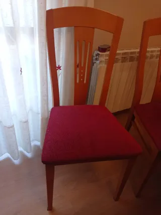Sillas de madera con asiento de tela roja