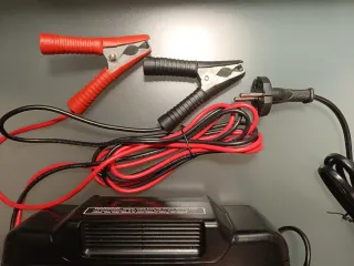 Cargador batería 230V AC /  12V DC.