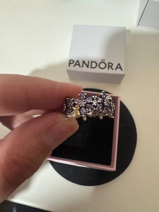 Anillo plateado flor morada y abeja de bridgerton