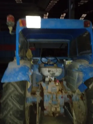 Tractor azul con cabina