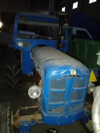 Tractor azul con cabina