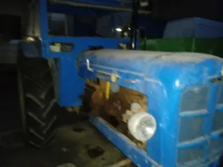 Tractor azul con cabina