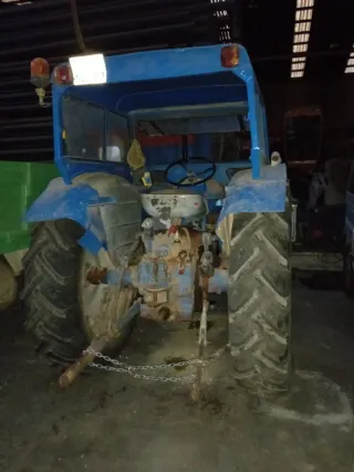 Tractor azul con cabina