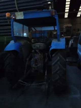 Tractor azul con cabina