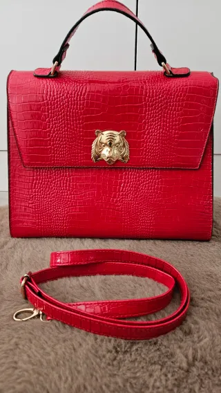 Bolso rojo con detalle de tigre dorado