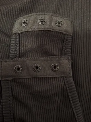 Body negro asimétrico con mangas largas