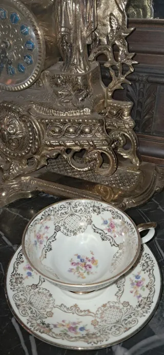 Taza y plato con borde dorado y flores. Bavaria.