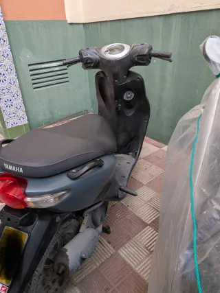 Ciclomotor Yamaha gris
