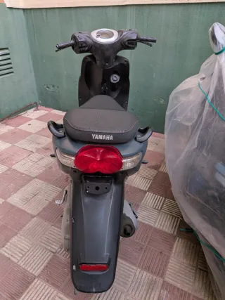 Ciclomotor Yamaha gris