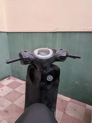 Ciclomotor Yamaha gris