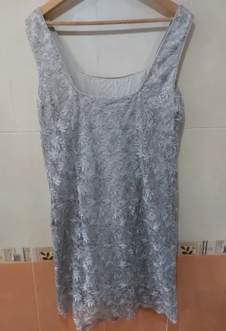 Vestido de fiesta plateado encaje