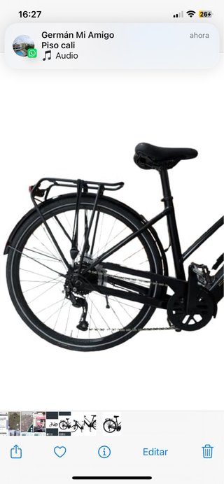 Bicicleta Eléctrica Trek Negra y casco reflectante