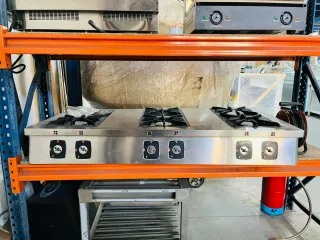 Cocina de gas 4 fuegos acero inoxidable sobre mesa
