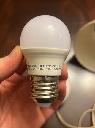 Lámpara de mesa blanca pequeña