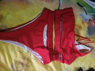 Bikini rojo con tiras
