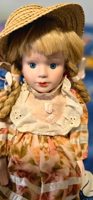 Muñeca de porcelana antigua con vestido floral