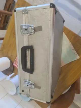 Maletín de aluminio plateado