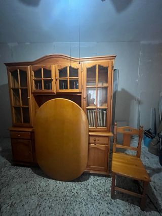Mueble de salón y mesa con 4 sillas