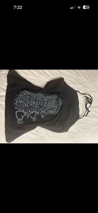 Top halter negro con estampado