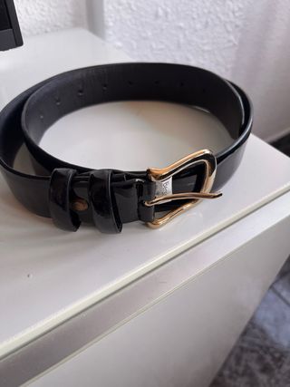 Cinturón negro Bershka hebilla dorada